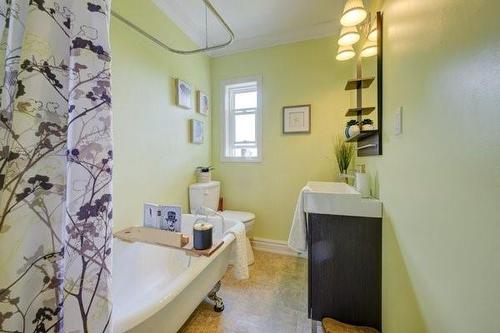430 Herkimer Street, Hamilton, ON - Indoor Photo Showing Bathroom
