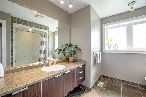 3405 St. Paul Avenue, Niagara Falls, ON - Indoor Photo Showing Bathroom