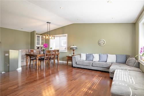 3405 St. Paul Avenue, Niagara Falls, ON - Indoor Photo Showing Living Room