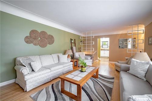 423 Upper Ottawa Street, Hamilton, ON - Indoor Photo Showing Living Room