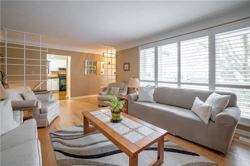 423 Upper Ottawa Street, Hamilton, ON - Indoor Photo Showing Living Room