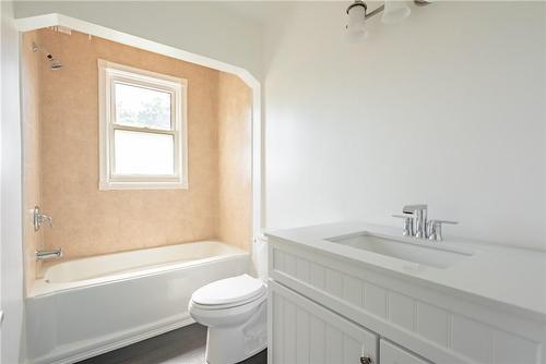 423 Upper Ottawa Street, Hamilton, ON - Indoor Photo Showing Bathroom