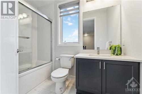 100 Yearling Circle, Ottawa, ON - Indoor Photo Showing Bathroom
