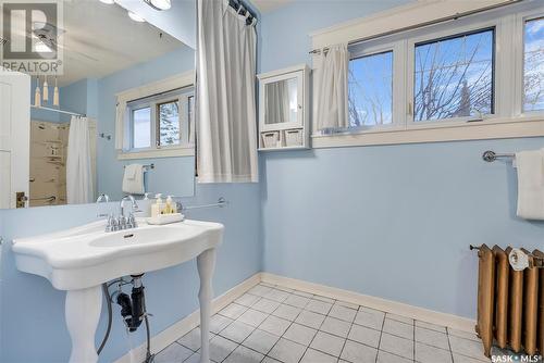 623 4Th Avenue N, Saskatoon, SK - Indoor Photo Showing Bathroom