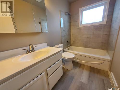 427 7Th Avenue Nw, Swift Current, SK - Indoor Photo Showing Bathroom
