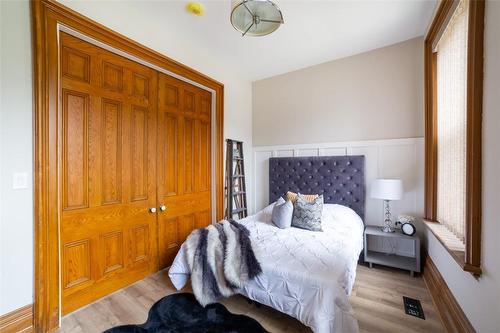 82 Victoria Avenue S, Hamilton, ON - Indoor Photo Showing Bedroom