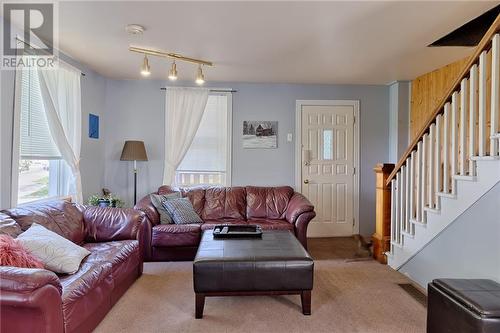 52 Queen Street, Renfrew, ON - Indoor Photo Showing Living Room