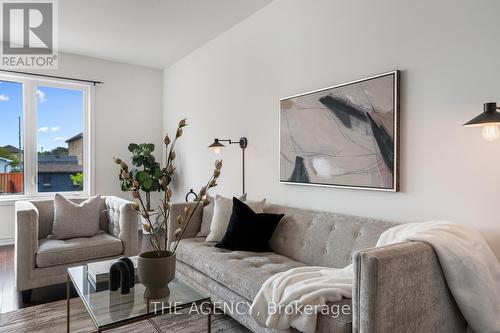 22 - 45 Seabreeze Crescent, Hamilton, ON - Indoor Photo Showing Living Room