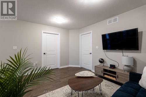 7201 Parsa Street, Niagara Falls, ON - Indoor Photo Showing Living Room