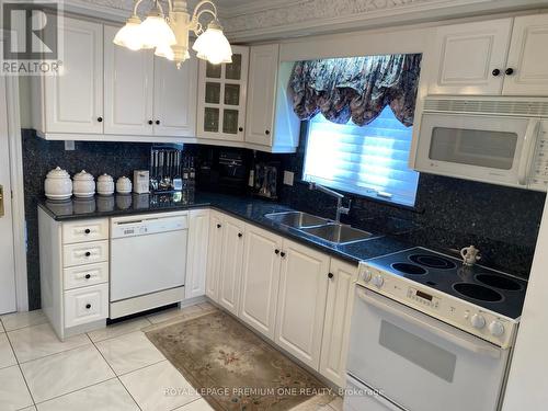 85 Giltspur Drive, Toronto, ON - Indoor Photo Showing Kitchen With Double Sink