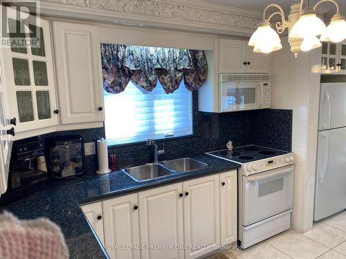 85 Giltspur Drive, Toronto, ON - Indoor Photo Showing Kitchen With Double Sink