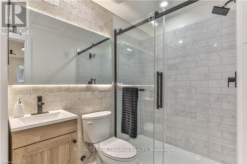 84 High Street, London, ON - Indoor Photo Showing Bathroom