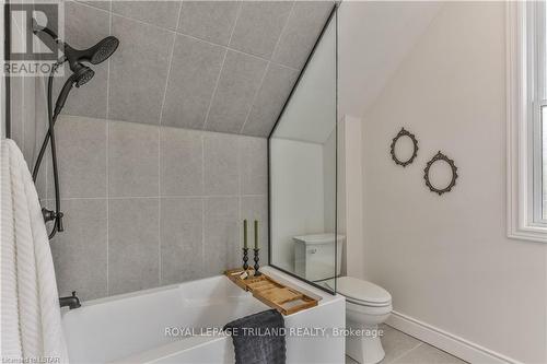 84 High Street, London, ON - Indoor Photo Showing Bathroom