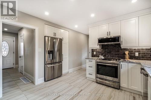 16 Keen Court, Hamilton, ON - Indoor Photo Showing Kitchen With Upgraded Kitchen