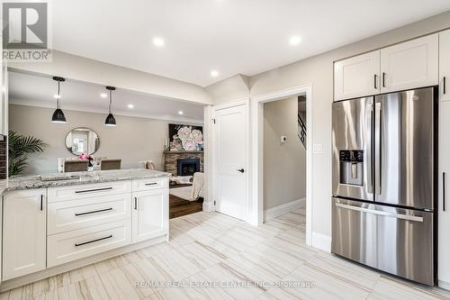 16 Keen Court, Hamilton, ON - Indoor Photo Showing Kitchen With Upgraded Kitchen