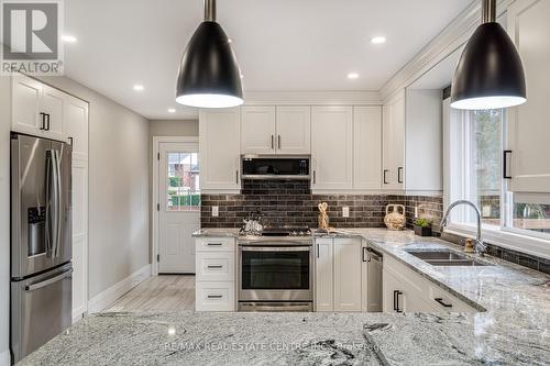 16 Keen Court, Hamilton, ON - Indoor Photo Showing Kitchen With Double Sink With Upgraded Kitchen