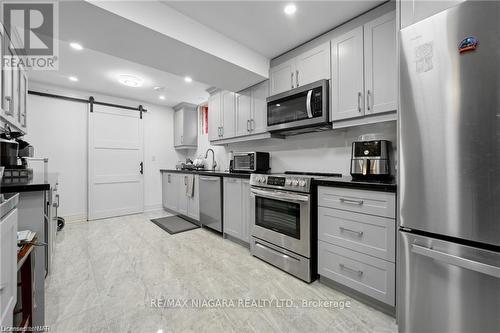 255 Colbeck Drive, Welland, ON - Indoor Photo Showing Kitchen