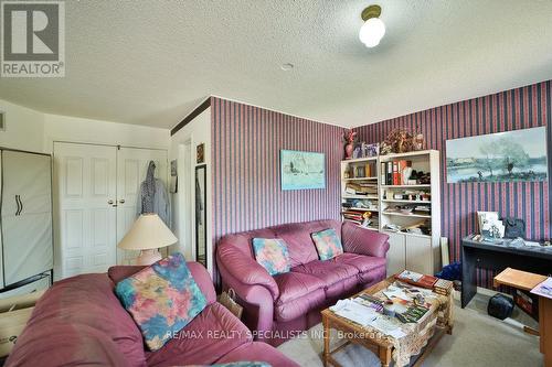 1106 Fieldstone Circle, Oakville, ON - Indoor Photo Showing Living Room