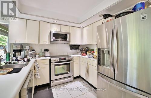 1106 Fieldstone Circle, Oakville, ON - Indoor Photo Showing Kitchen