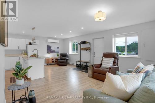 132 Newkirk Boulevard, Bancroft, ON - Indoor Photo Showing Living Room