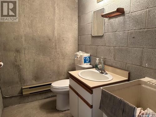 203 250 Athabasca Street E, Moose Jaw, SK - Indoor Photo Showing Bathroom