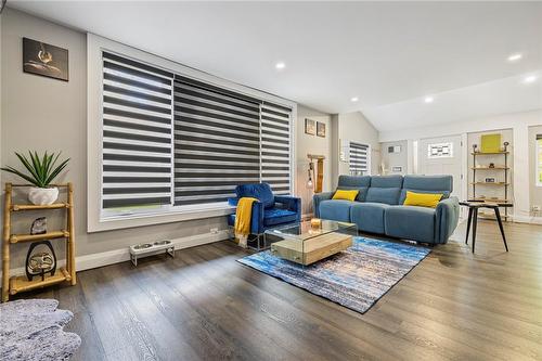 377 Book Road, Grimsby, ON - Indoor Photo Showing Living Room