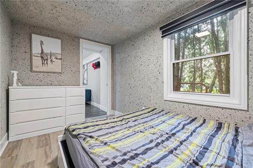 377 Book Road, Grimsby, ON - Indoor Photo Showing Bedroom
