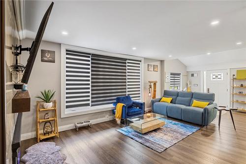 377 Book Road, Grimsby, ON - Indoor Photo Showing Living Room