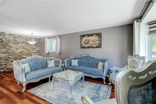 40 Queenslea Drive, Hamilton, ON - Indoor Photo Showing Living Room