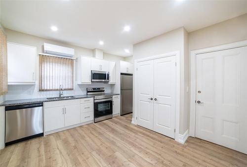 82 Victoria Avenue S, Hamilton, ON - Indoor Photo Showing Kitchen With Stainless Steel Kitchen