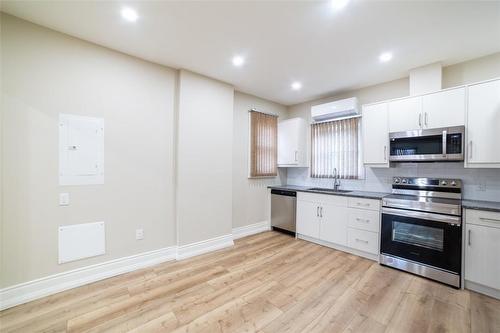 82 Victoria Avenue S, Hamilton, ON - Indoor Photo Showing Kitchen