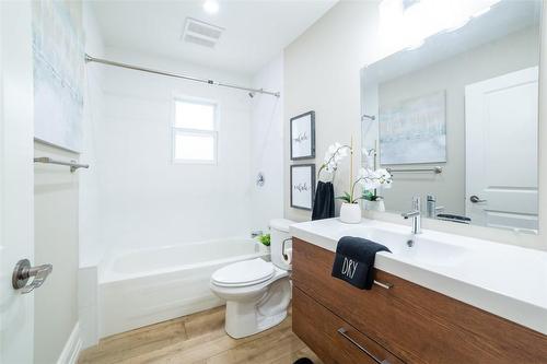 82 Victoria Avenue S, Hamilton, ON - Indoor Photo Showing Bathroom
