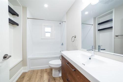 82 Victoria Avenue S, Hamilton, ON - Indoor Photo Showing Bathroom