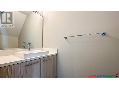 210 7001 Royal Oak Avenue, Burnaby, BC - Indoor Photo Showing Bathroom