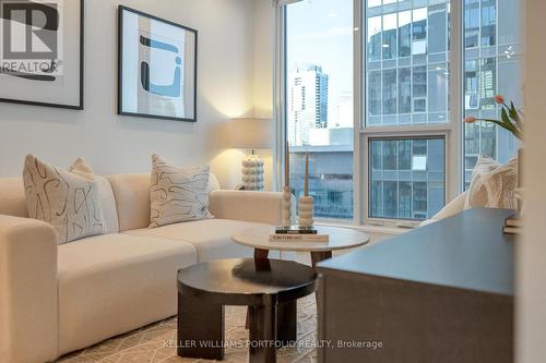 3215 - 35 Mercer Street, Toronto, ON - Indoor Photo Showing Living Room