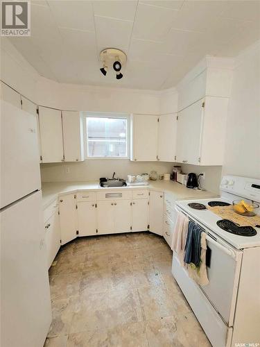 404 Second Avenue, Spy Hill, SK - Indoor Photo Showing Kitchen