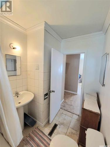 404 Second Avenue, Spy Hill, SK - Indoor Photo Showing Bathroom