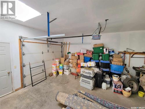 404 Second Avenue, Spy Hill, SK - Indoor Photo Showing Garage