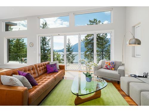 17246 Pilot Bay Road, Crawford Bay, BC - Indoor Photo Showing Living Room