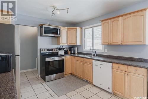 358 Appleby Crescent, Saskatoon, SK - Indoor Photo Showing Kitchen With Double Sink