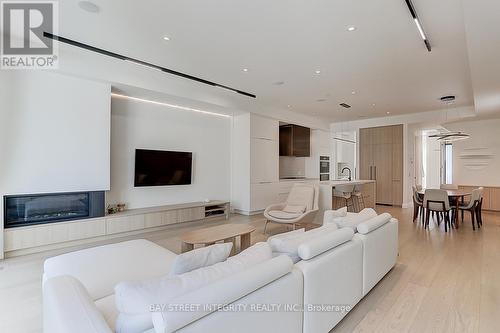 466 Castlefield Avenue, Toronto, ON - Indoor Photo Showing Living Room