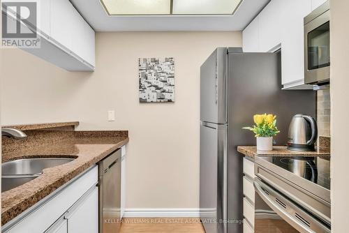 301 - 880 Dundas Street W, Mississauga, ON - Indoor Photo Showing Kitchen With Double Sink