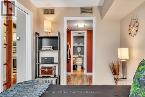 301 - 880 Dundas Street W, Mississauga, ON - Indoor Photo Showing Bedroom