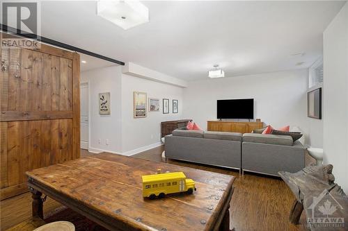 121 Hamilton Avenue N, Ottawa, ON - Indoor Photo Showing Living Room