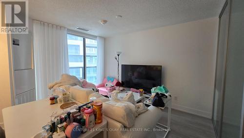 657 - 25 Adra Grado Way, Toronto, ON - Indoor Photo Showing Living Room