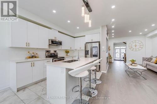 61 Tiberini Way, Bradford West Gwillimbury, ON - Indoor Photo Showing Kitchen With Upgraded Kitchen