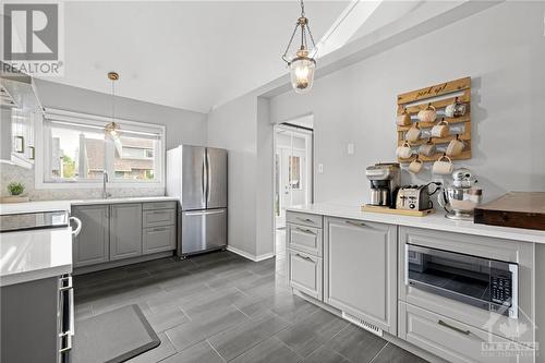 7 Gentle Gate Crescent, Ottawa, ON - Indoor Photo Showing Kitchen With Upgraded Kitchen