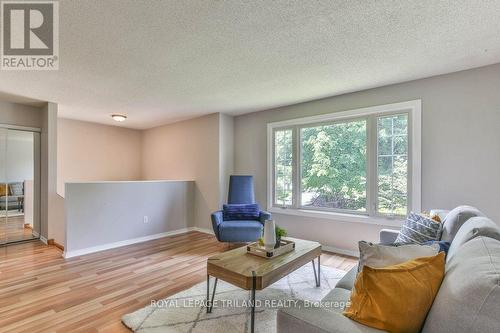 76 Speight Crescent, London, ON - Indoor Photo Showing Living Room