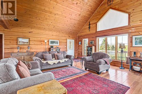 545413 Sideroad 4A Side Road, Grey Highlands, ON - Indoor Photo Showing Living Room