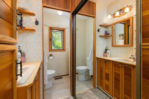 208 36Th Avenue, Erickson, BC - Indoor Photo Showing Bathroom